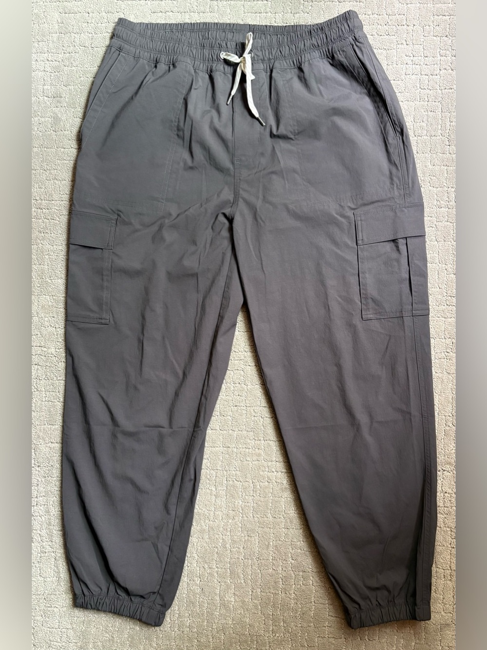 Vuori Women’s Birch Vintage Black Quick Dry Utility Cargo Stretch Joggers - Picture 4 of 8